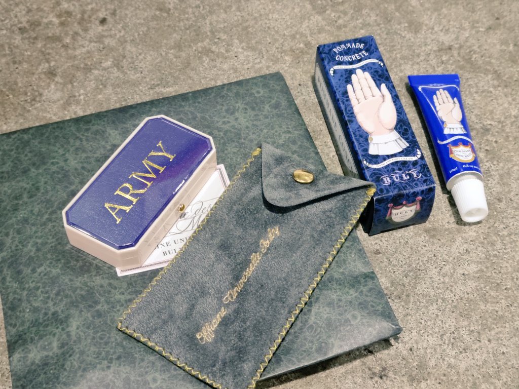 GirlWithLuv_24's tweet photo. @BTS_twt They gave Gifts to ARMYs at the music bank pre-recording today
-9 year anniversary cookies
-Buly ARMY engraved balm and mini cream
-bouquet
-bts cold brew coffee

��😭😭 https://t.co/5WY842Poli