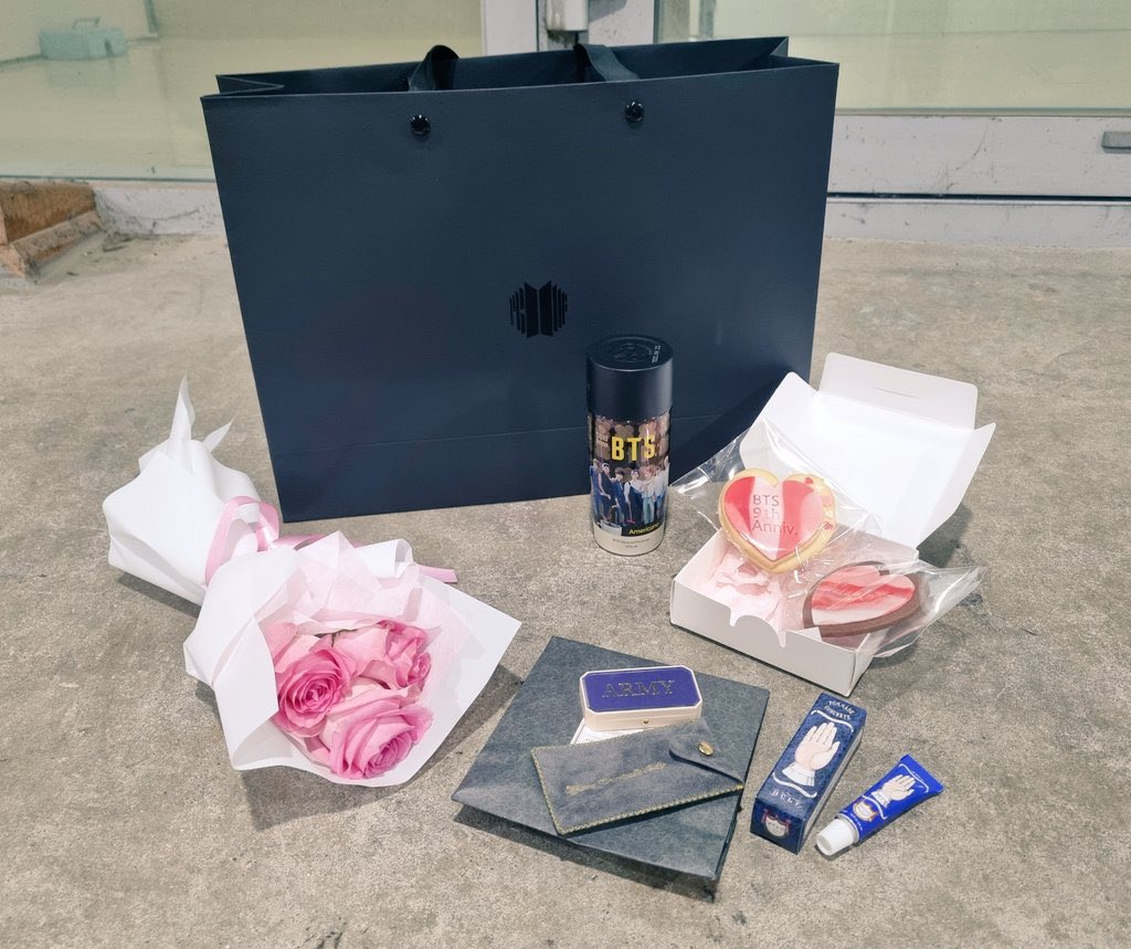 GirlWithLuv_24's tweet photo. @BTS_twt They gave Gifts to ARMYs at the music bank pre-recording today
-9 year anniversary cookies
-Buly ARMY engraved balm and mini cream
-bouquet
-bts cold brew coffee

��😭😭 https://t.co/5WY842Poli