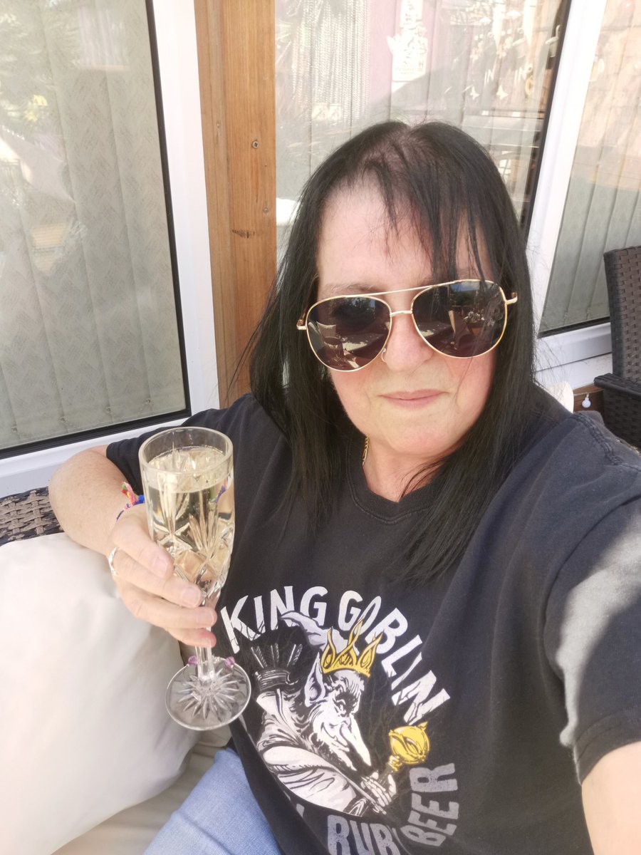 Cheers 🥂🥂😎🍾🍾🌞🌞🌞 Happy Friday and have a fantastic weekend 🌞🍾🥂😎