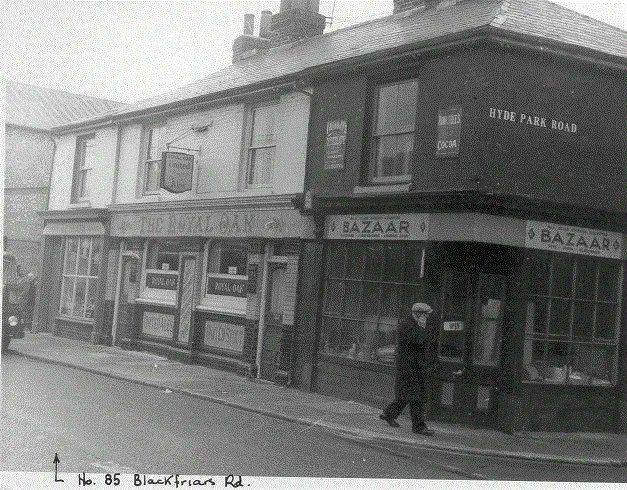 PortsmouthReads's tweet photo. This photograph of The Royal Oak public house in Blackfriars Road was taken in 1963. Neatly tucked in between two shops The Bazaar and JE Heath, a greengrocers. From Portsmouth History Centre archive collections. #Portsmouth #ExploreYour Archive #PublicHouses #OldPhotographs https://t.co/Y23EC6Qgo5