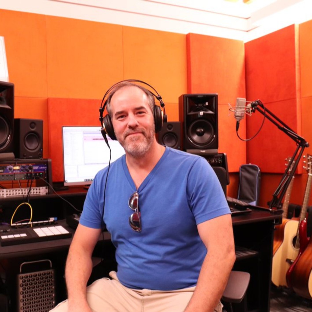 houstonlibrary's tweet image. With #FathersDay and #MakeMusicDay around the corner, now is a great time to record memorable melodies at one of our #TECHLink Music Studios. Reserve some time today: houstonlibrary.org/techlink #ILoveHPL