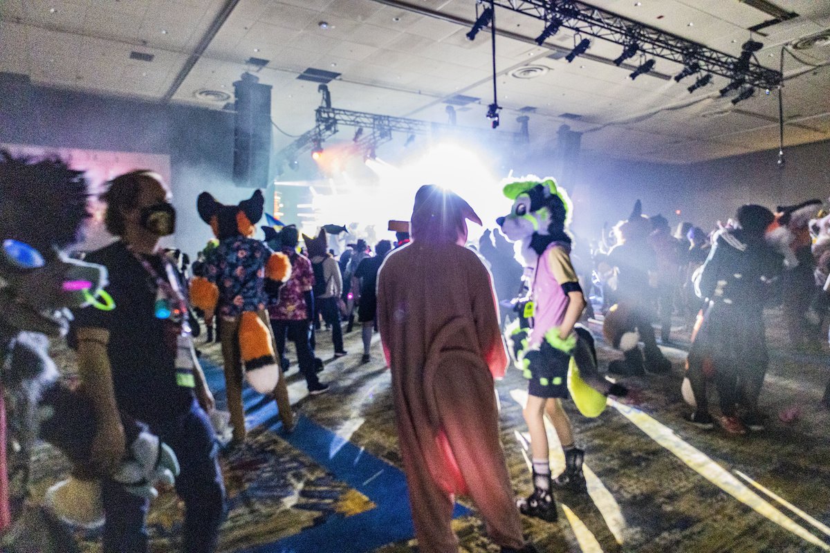 I got dragged to the #BLFC22 dance floor by <a href="/SucculentDragon/">Hella Noodles</a> to take some pictures and it was really worth it! I love how the stage lights fill the photos with colorful gradients and rim lighting on the fur on some too. Full gallery here:
photos.app.goo.gl/Wg3bV2sBgAcdG1… #BLFC #BLFC2022