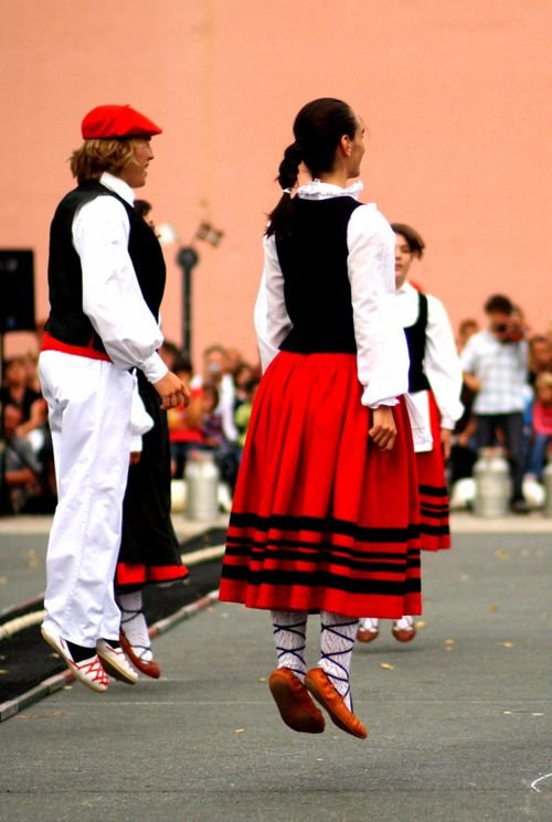 IdentiteFR_off's tweet photo. Les tenues traditionnelles du Pays Basque.

#France🇫🇷
#PaysBasque 
#EuskalHerria https://t.co/lW8UyBDuqZ