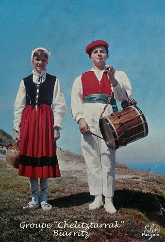 IdentiteFR_off's tweet photo. Les tenues traditionnelles du Pays Basque.

#France🇫🇷
#PaysBasque 
#EuskalHerria https://t.co/lW8UyBDuqZ
