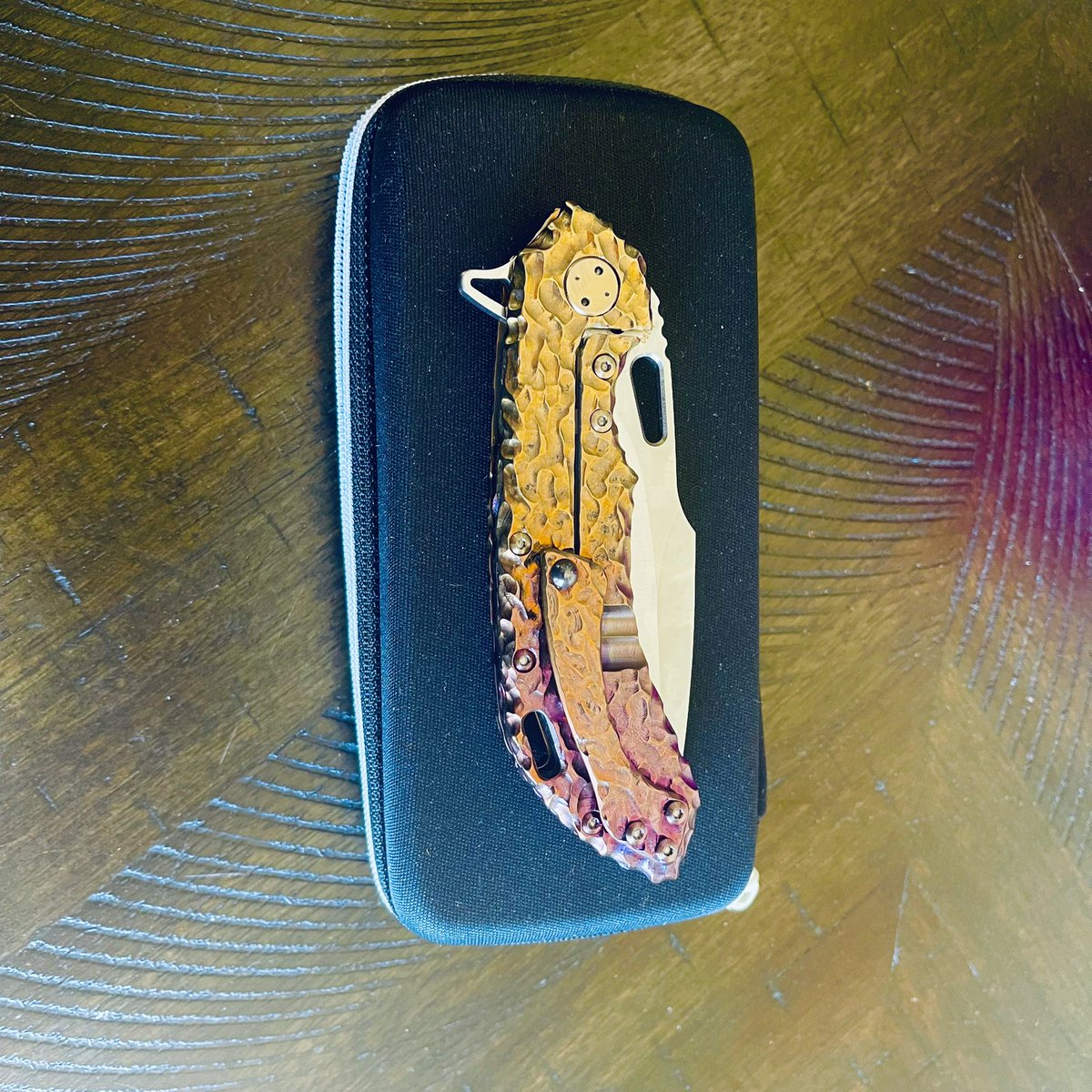 HEXkong's tweet photo. #Olamic #Custom #OlamicCustom #California #USA $HEX folding knife. Hand carved & anodized #titanium - #M390 #Steel #HEXknife #HEXblade @OlamicCutlery https://t.co/5HdWWGiSbF π©β€οΈππ» https://t.co/iuESjCTycD