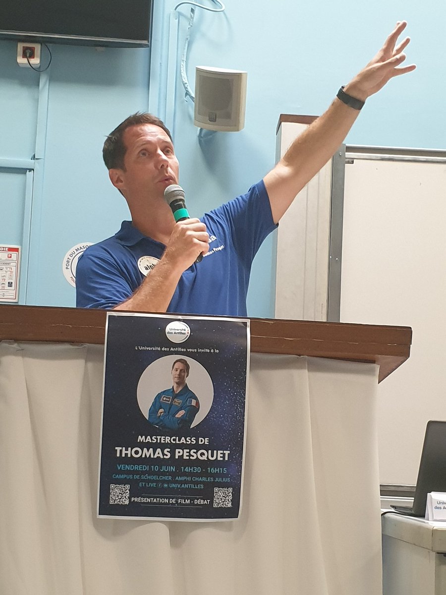Le phénomène Thomas Pesquet à l'UFR-STE. 1000 personnes de 5 à 70 ans. L'amphithéâtre trop petit rempli à bloc. Un moment inoubliable, des étoiles pour nos plus jeunes et un chemin tracé pour l'avenir. A quand le(la) premier(ère) spationaute martiniquais(e) ?