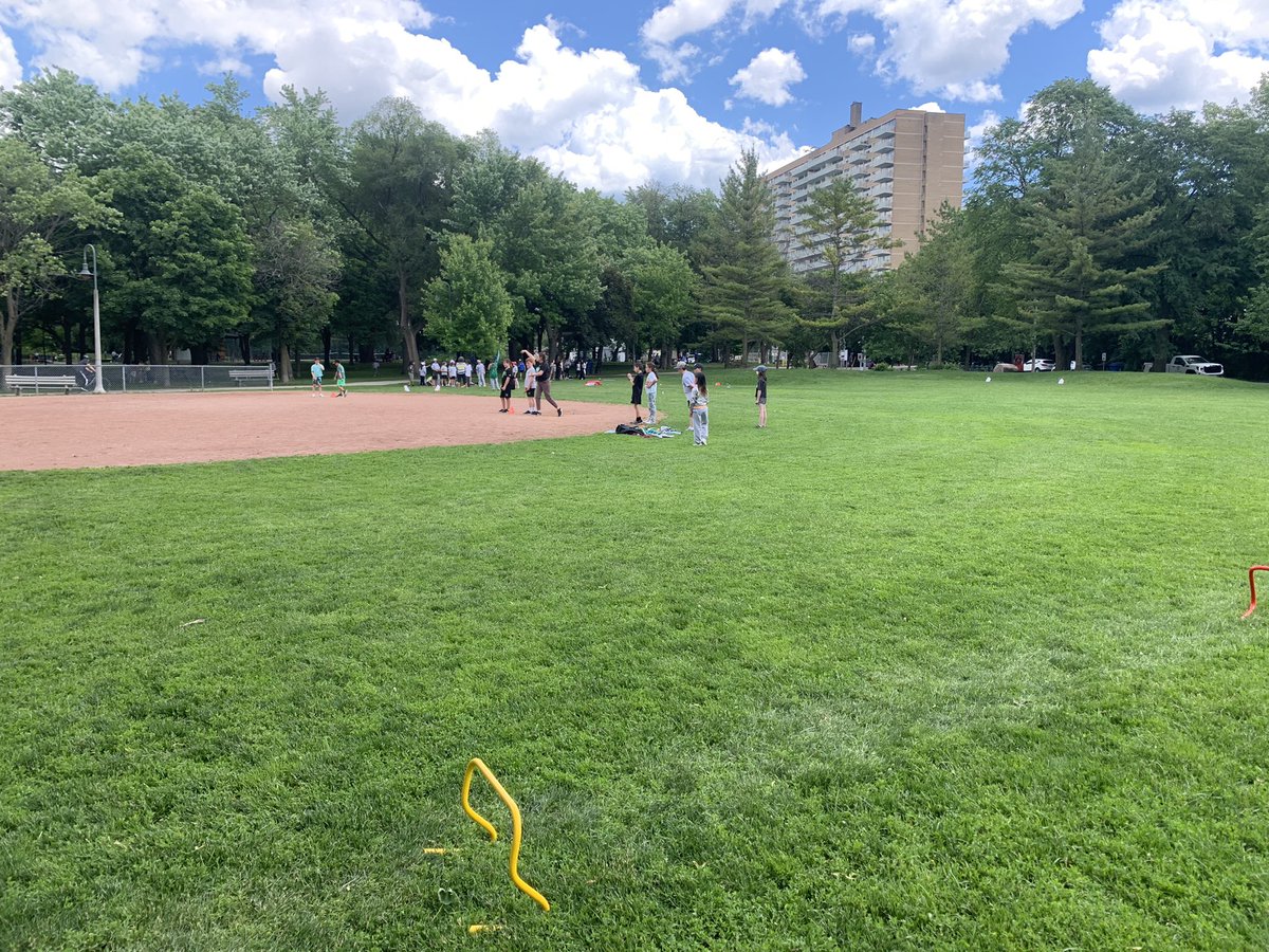 MrsLaschowski's tweet image. A BIG thank you to @PE_Gill for organizing an amazing Track &amp;amp; Field Day! Shoutout to our House Captains who kept the spirit high all day long! #yorklearns @theyorkschool