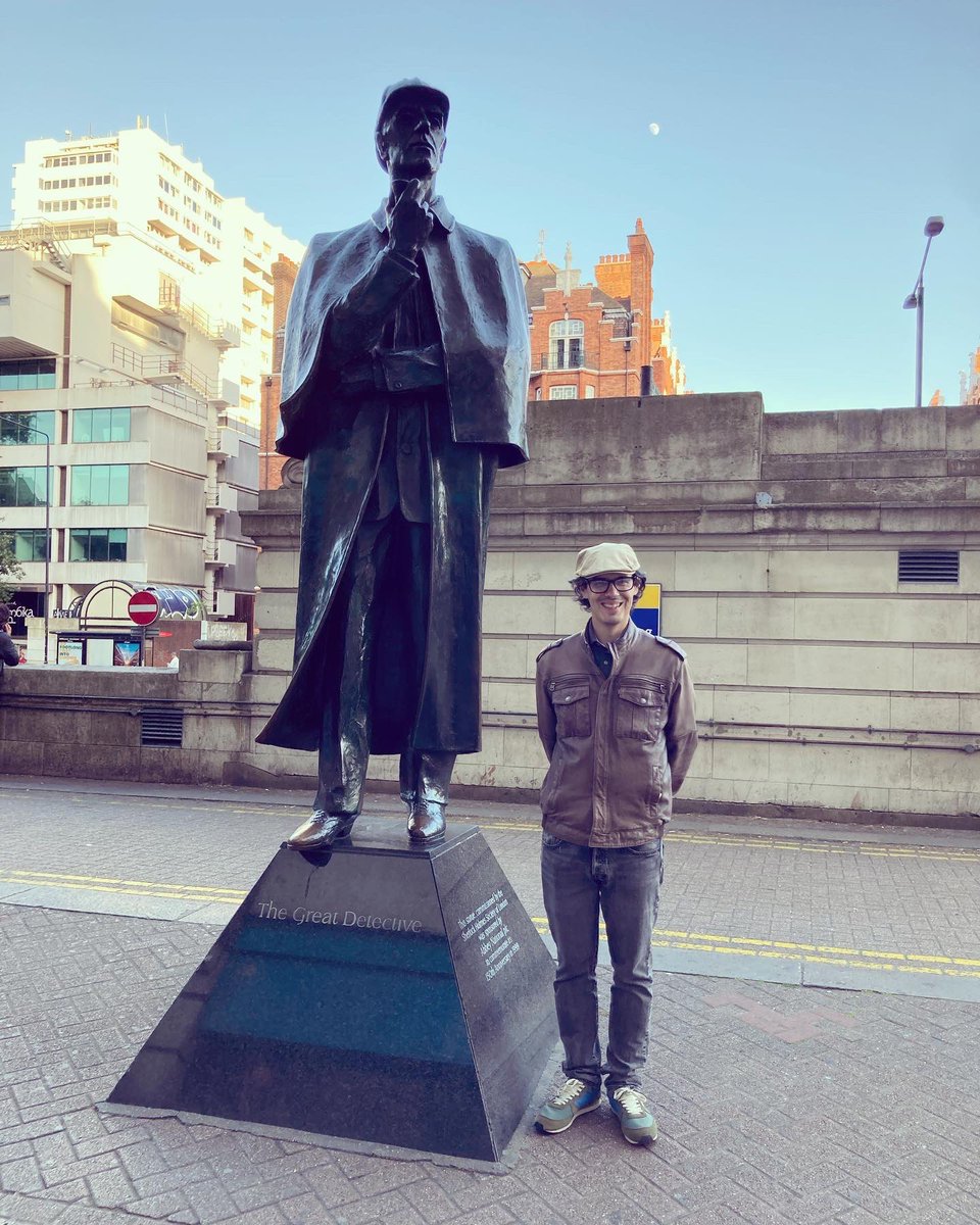 Lupaiis's tweet photo. Esposo Holmes es lo más bonito que he visto el día de hoy! 🥰🕵🏻‍♂️ y eso que hoy caminamos por The Regent's Park. https://t.co/hLkjdNJZuh