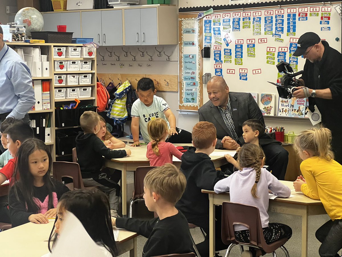 Spent the morning filming a fun project with Grade 1 students at Mountain Elementary and spotted Superintendent @KevinGodden1 chatting with some of our littlest #AbbySchools students during his school visit. Too good not to capture! 📸