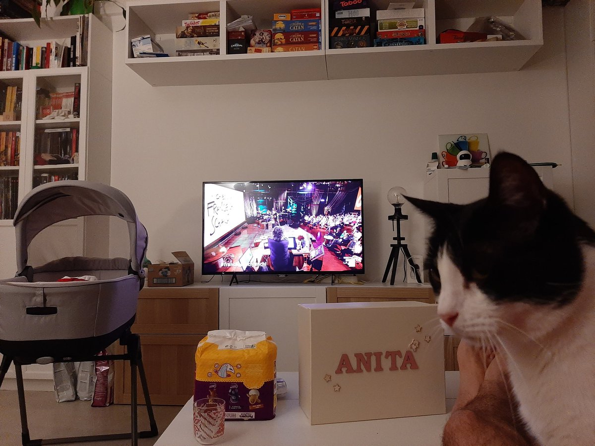 joecate88's tweet photo. Una settimana fa nasceva nostra figlia. Nata al solo fine di finire in #vardipuntata. Per essere sicuri l'abbiamo chiamata Anita. 
E poi il capolavoro, Platone si è piazzato davanti la camera.
Ce la meritiamo? @welikeduel #propagandalive https://t.co/nwJ8oQ0Ny3