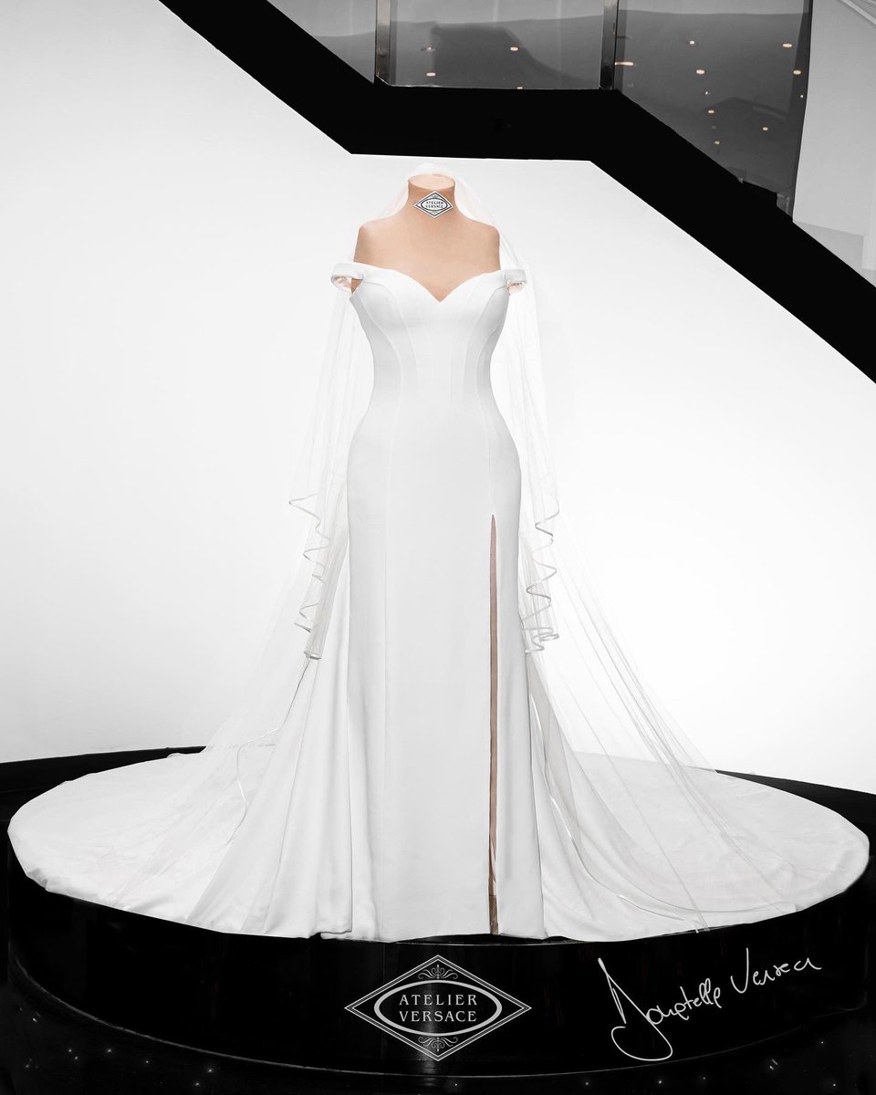 Versace's tweet photo. #BritneySpears and #SamAsghari marry wearing custom #AtelierVersace at their wedding in California.

#Versace #VersaceCelebrities https://t.co/y46F2dclih