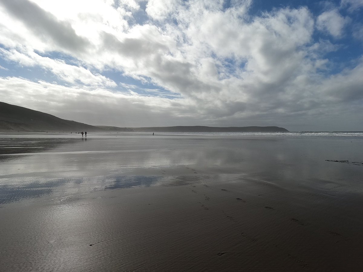 ClarMansfield1's tweet photo. Woolacombe Beach, north coast of Devon. 
Be mesmerised by its spacious stretch of sand. Woolacombe Beach is also a beautiful spot for family swimming and paddling. https://t.co/30YOzKDtLT