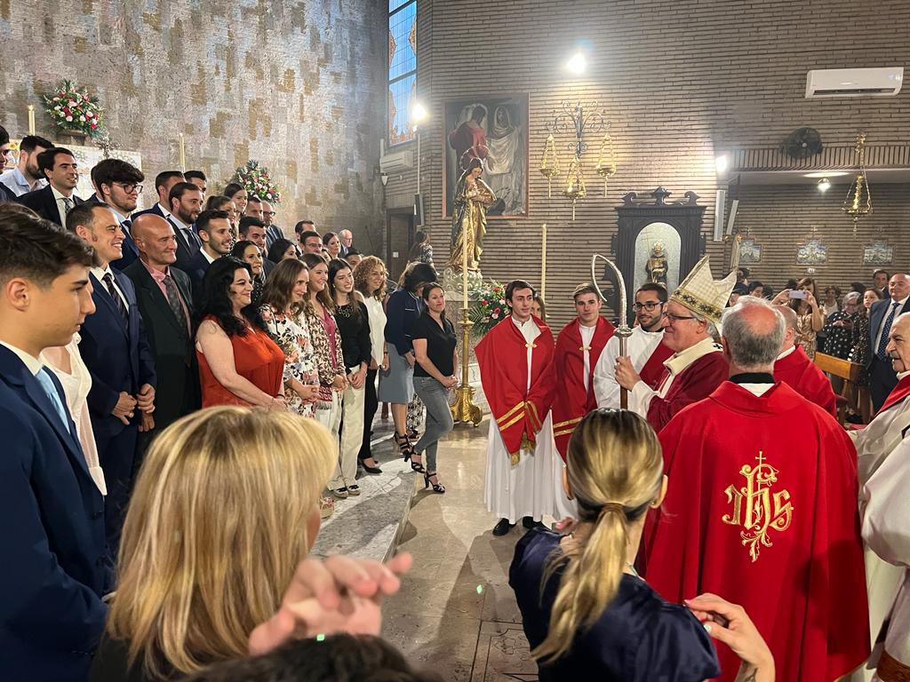 Confirmaciones de 90 jóvenes en la parroquia de Santa María de las Flores y San Eugenio Papa de Sevilla. Tras la celebración hemos mantenido un encuentro interesante y esperanzador con los diferentes ámbitos de la comunidad parroquial. Sois testigos de Cristo en medio del mundo