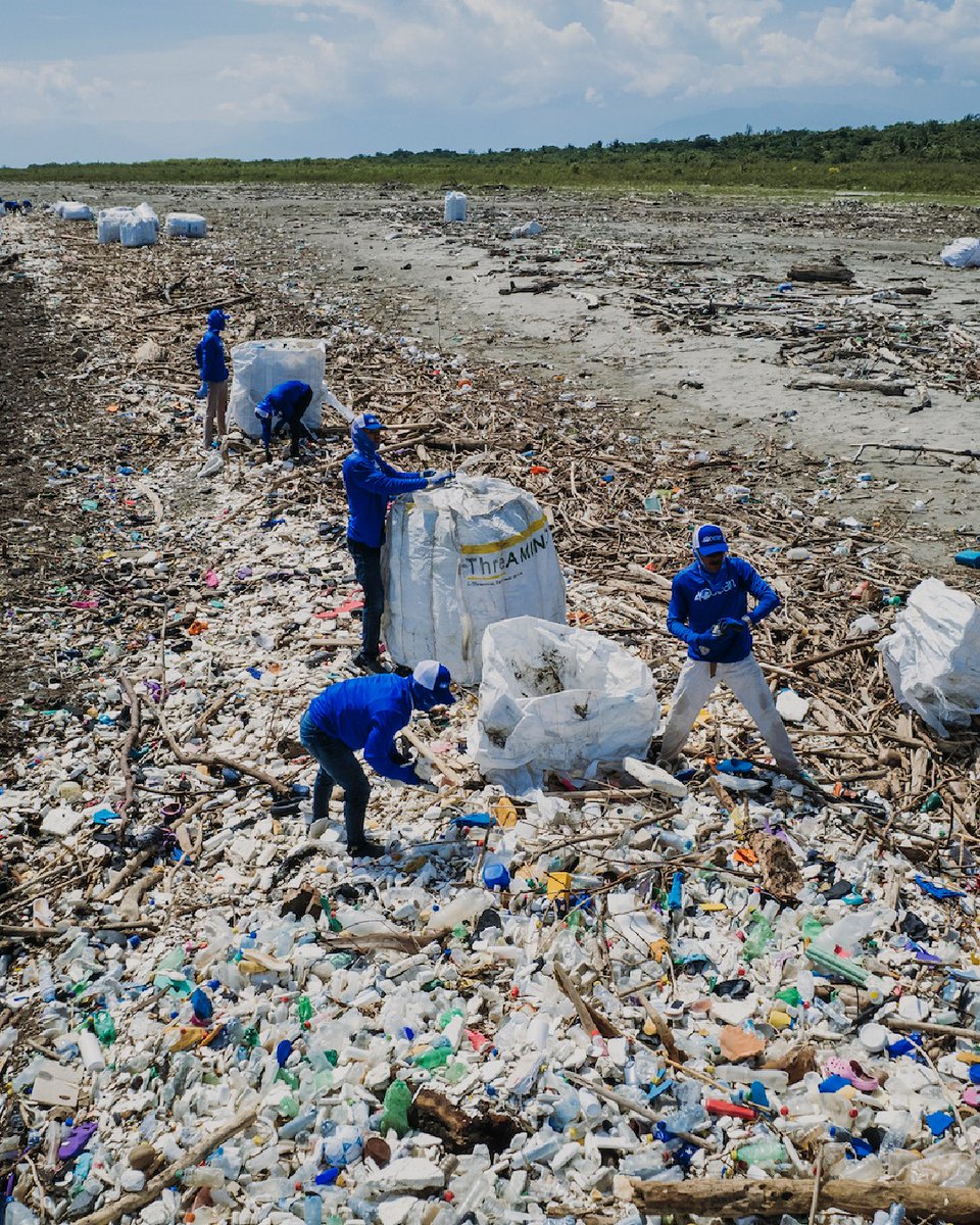 4ocean's tweet photo. Plastic pollution is piling up on Guatemala's coastlines right now. 

It's the rainy season, which means the plastic pollution crisis is at its peak in Guatemala. Along the coastline, there is an endless stream of single-use plastic that has traveled down the Rio Motagua. https://t.co/IaLhbdWZwL