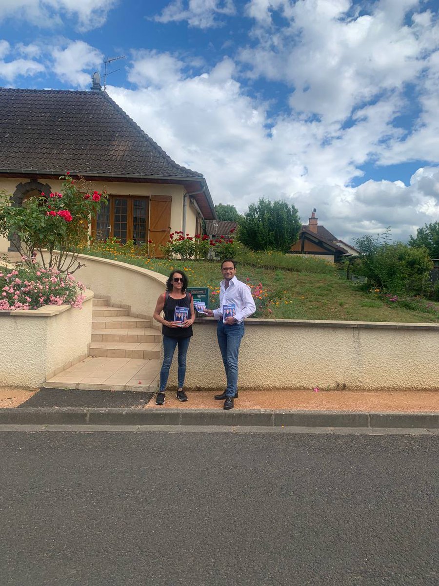 JeremyPrevost63's tweet photo. L’après-midi, nous poursuivions notre itinérance jusqu’à Puy-Guillaume, pour un boîtage du centre comme des résidences pavillonnaires. 

Je remercie particulièrement  @A_Chabrier de m’y avoir accompagné. 

#ReconqueteLegislatives2022 #legislatives https://t.co/IgIDTKVQxP