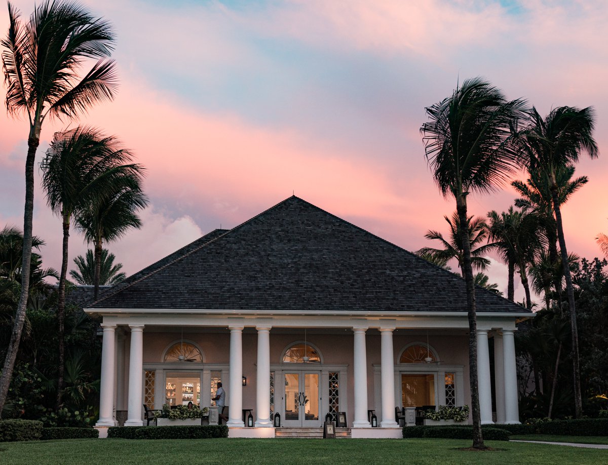 As shades of pink and purple paint the sky, look forward to a beautiful weekend in paradise spent at The Ocean Club. Photo by <a href="/huntervought/">Hunter Vought</a> #FSOceanClub #FourSeasons
