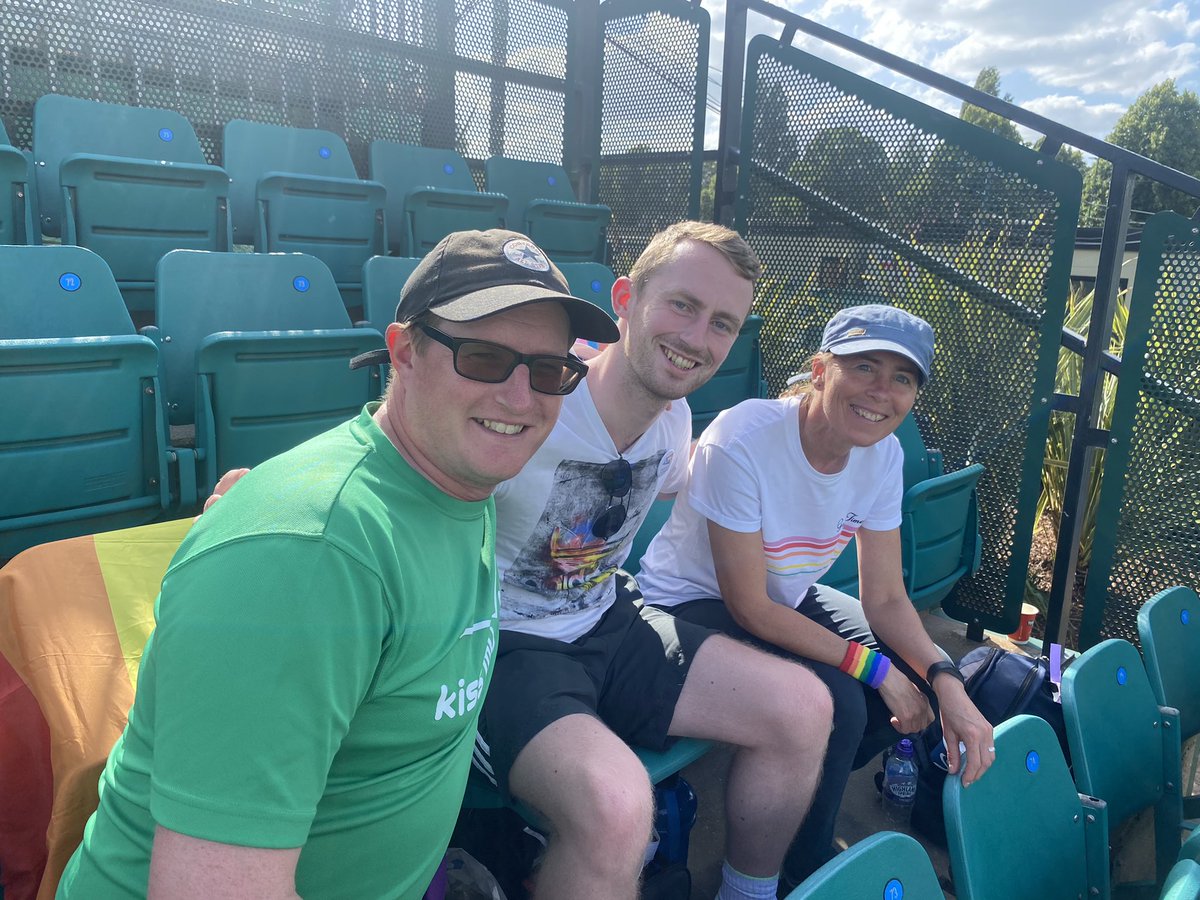 The visibility and awareness at todays Nottingham Open was fantastic. Officials wearing wristbands, discussions on how to get the local LGBTQ+ population involved in Tennis, a progress flag fluttering in the background and even a message from 🌈ally <a href="/Liambroady/">Liam Broady</a> #fridayprideday