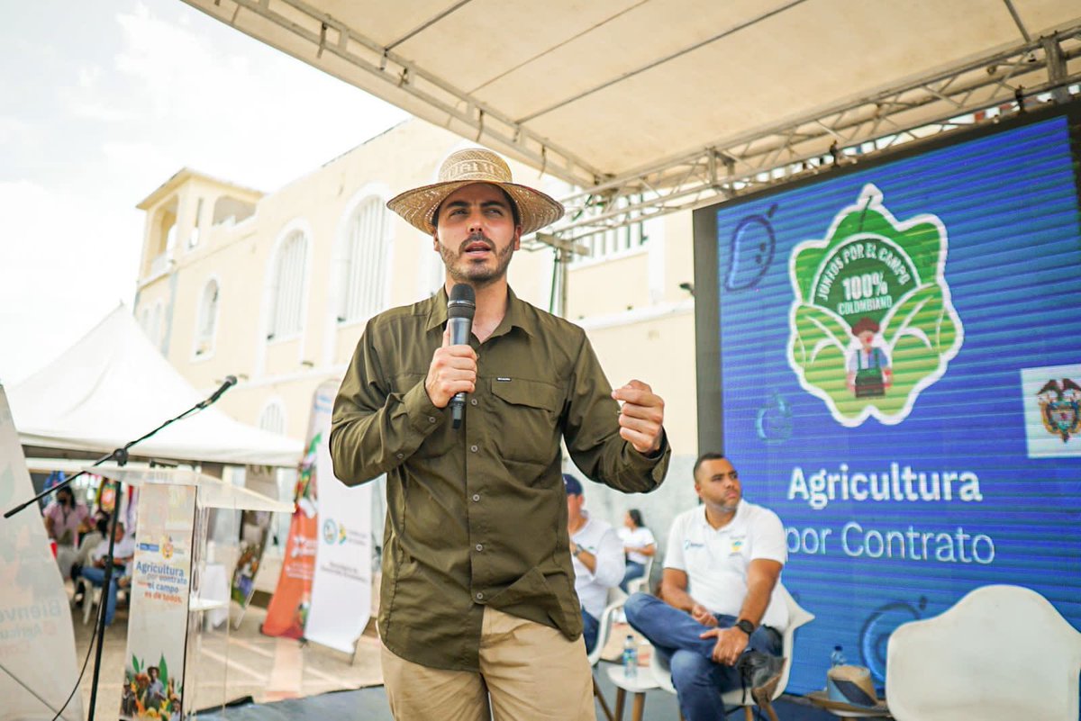 MinAgricultura's tweet photo. #BuenasNoticias I Cerramos nuestra jornada de negocios de #AgricultiraPorContrato en Riohacha, Guajira con la participación de 86 asociaciones que agrupan a 4.159 productores. En 251 citas de negocios se cerraron negocios  por $ 8.700 millones. https://t.co/c8yJCET43I