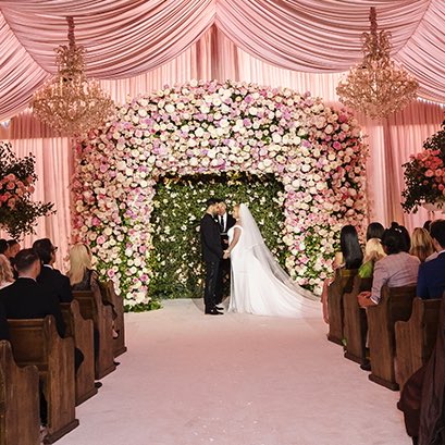 PopBase's tweet photo. Britney Spears walked herself down the aisle at her wedding. 🤍 https://t.co/JkzFM85mbe