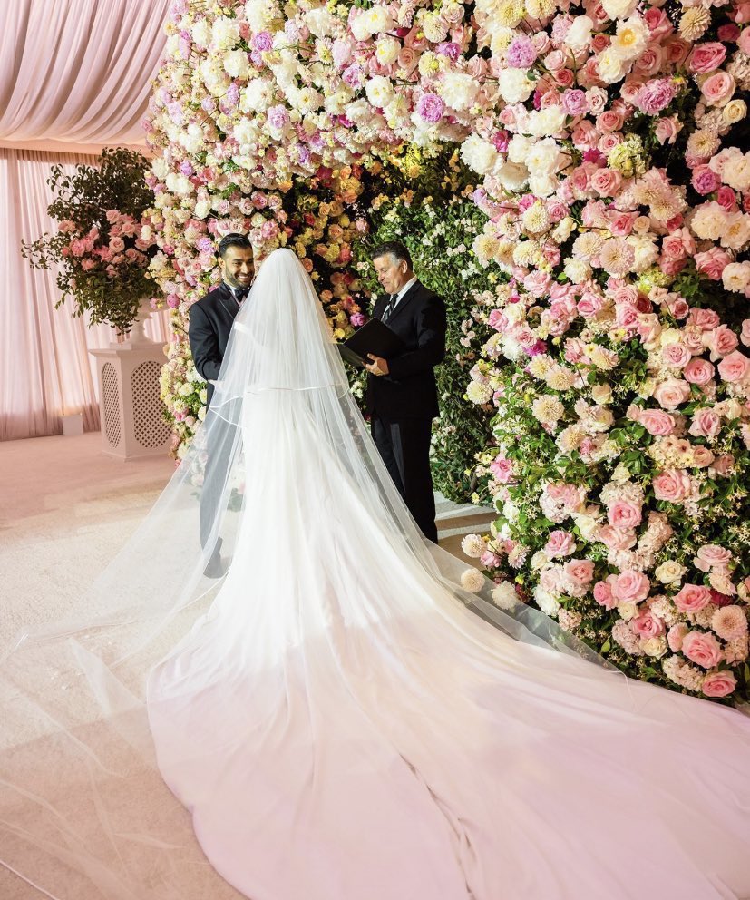 PopBase's tweet photo. Britney Spears walked herself down the aisle at her wedding. 🤍 https://t.co/JkzFM85mbe