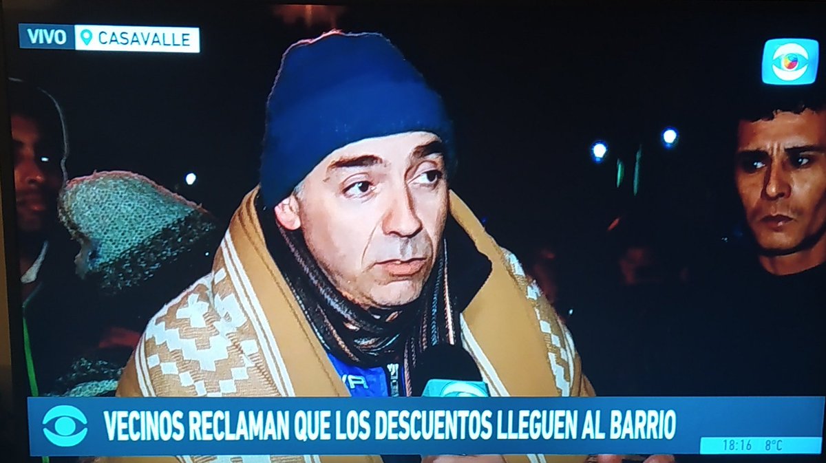 Rudyard_Pereyra's tweet photo. Dura realidad en pleno invierno, denuncian los vecinos de "Casavalle de pie". Los que más necesitan, no acceden a los productos básicos ni a los magros descuentos anunciados, "no se puede generar políticas desde 18 y Barrios Amorín" reclaman. @casavalledepie https://t.co/N2KpX3x4fK