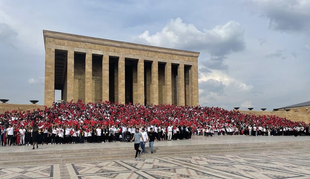 KENDİNE GEL ⁦@TwitterTurkiye⁩ 
Binlerce kişinin ANITKABİR ‘de toplanıp Lösemili çocuklarımıza destek olduğu böyle anlamlı bir günde LÖSEV’in RESMÎ KURUM HESABINI NE HAKLA KAPATIYORSUN !
Kimden talimat aldınız ?