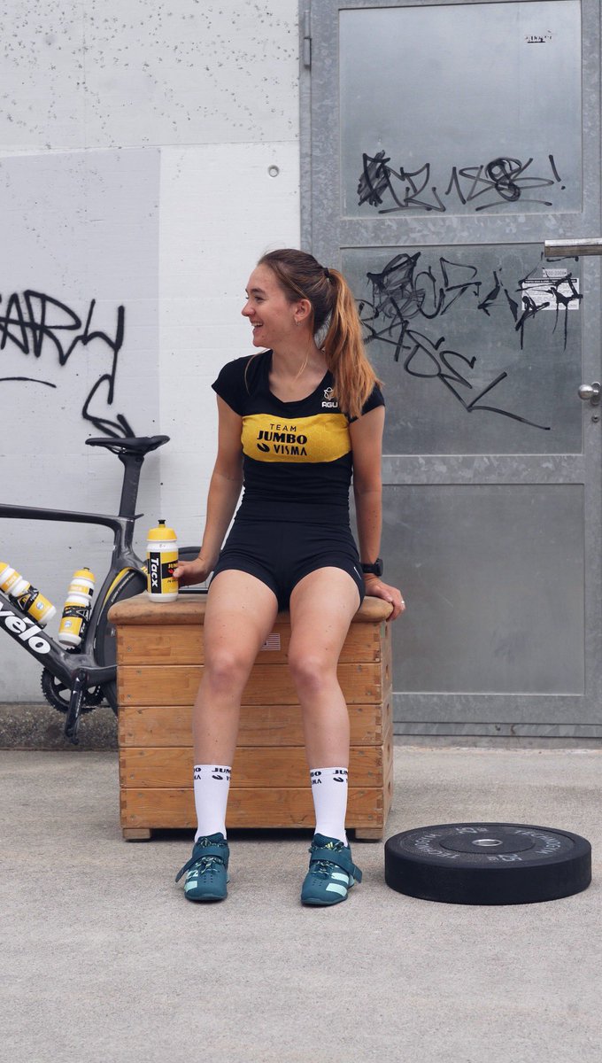 Some fun during training 🏋🏽‍♀️💛🖤 @TJV_Talent_Ice 

#weights #training #teamjumbovisma #iceskating