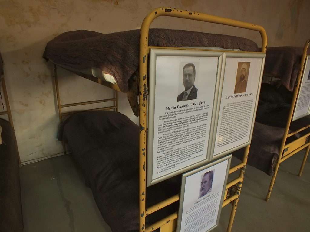 Sokakları paylaşamayanlar, mahallelere, şehirlere sığmayanlar, iki buçuk metrelik hücrelere sığdılar.
- Şehit Lider Muhsin Yazıcıoğlu 
#MuhsinBaşkanaAdalet