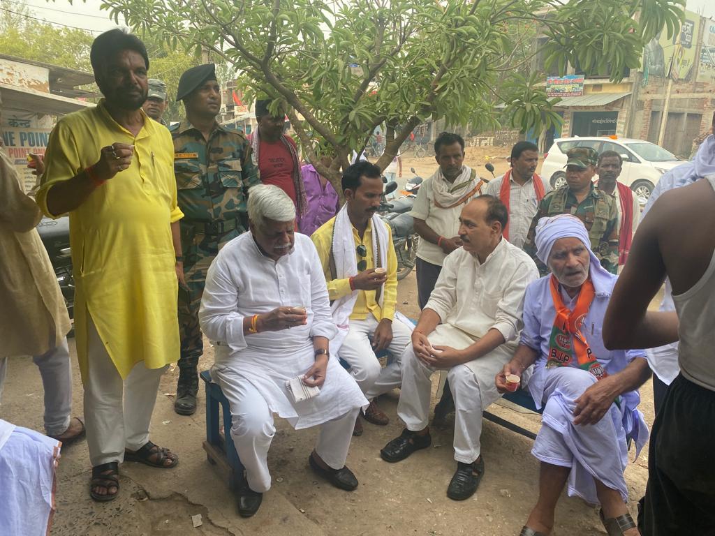vishnumppalamu's tweet photo. भावनाथपुर बाज़ार में चाय पर चर्चा करते हुए... https://t.co/OZxeLdHq8J
