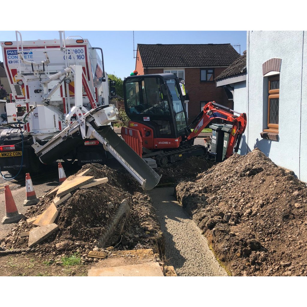 mstrmixconcrete's tweet photo. πΈ A trench right next to the roadside means we can conveniently pour concrete directly!
#MastersOfTheMix #onthetools #construction #building #structure #concretepumping #concrete #constructionlondon #workbootson #tradetalk #London #concretelinepump #linepump https://t.co/YET0UvxFde