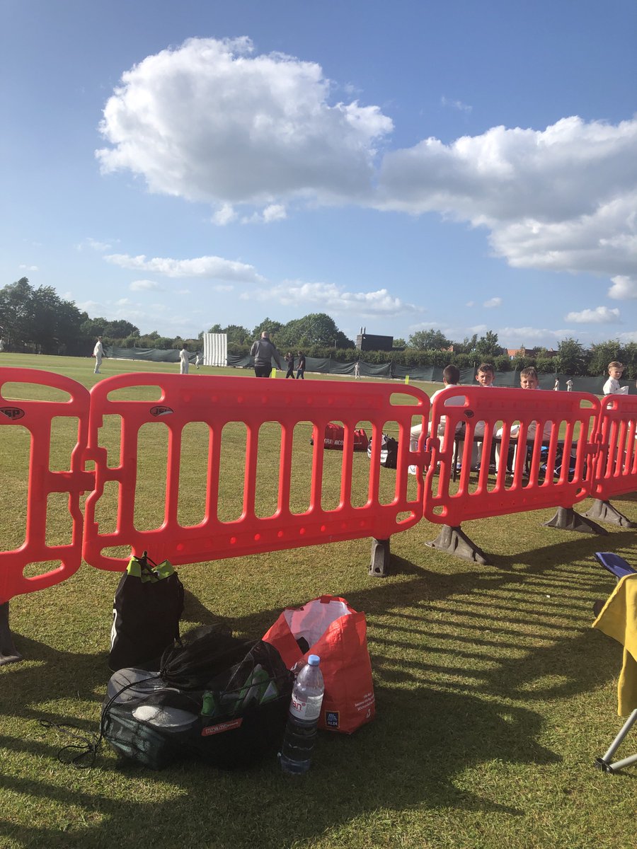 rach30cockerill's tweet photo. Lovely evening to watch my kid play cricket just can’t see them!!🤦🏻‍♀️🤷🏻‍♀️#safegauardingoverload #ruiningkidscricket @ibstocktowncc1  ridiculous 😂😂 https://t.co/rT9ljruPau