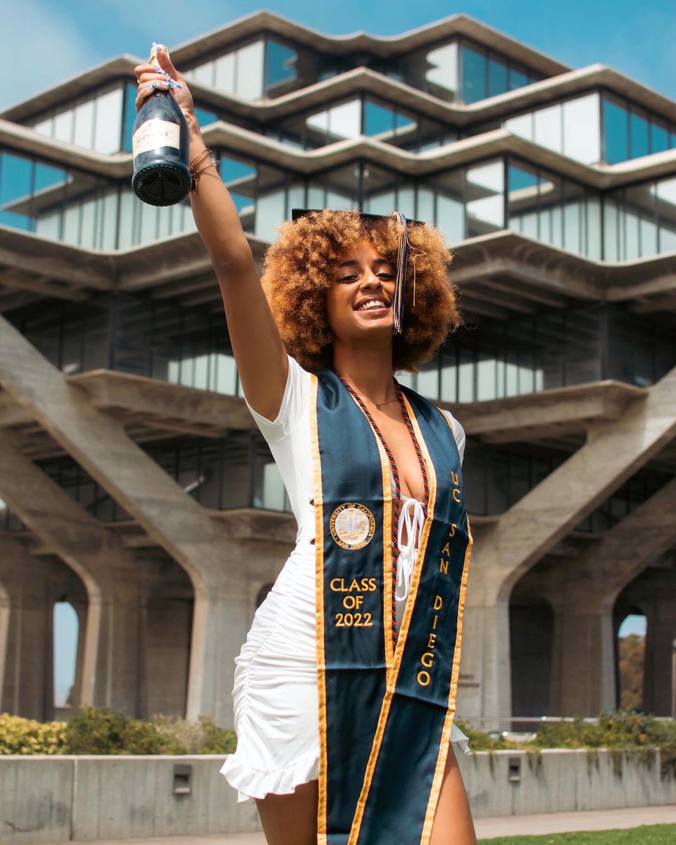 leighlasage's tweet photo. certified scholar and citizen 👩🏾‍🎓 https://t.co/LdLl50K5oq