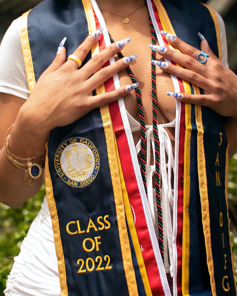leighlasage's tweet photo. certified scholar and citizen 👩🏾‍🎓 https://t.co/LdLl50K5oq