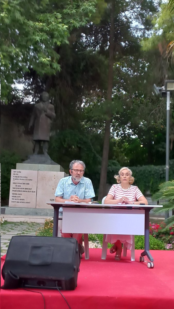 TYSizmir's tweet photo. Nazım Hikmet’i anma etkinliğimiz başladı. İzmir Temsilcimiz @ozer_akdemir'in açılış konuşmasının ardından Özgür Zeybek Nazım'ın "otobiyografi" şiirini okudu. Aydın Şimşek "Nazım Hikmet şiirinin poetik yapısı" konusunda konuşmasını yapıyor. https://t.co/n2t5wB4JD0