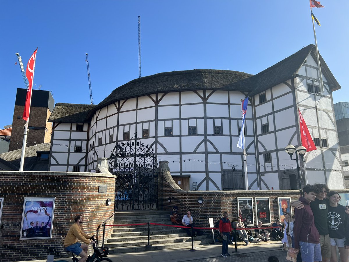 NERD ME IS SO HAPPY RN OMG!!!!! (@DeeAman1 is tolerating it 🤣) #Shakespeare #ShakespearesGlobe