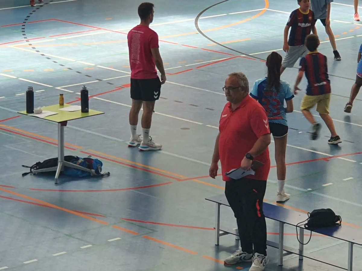 chses1973's tweet photo. ➡️➡️➡️ gran matinal d'handbol aquest divendres en el #SanesArena amb els alumnes de 5è i 6è dels tres Centres Escolars locals #LaRoureda #VinyaDelSastret #VinyesVerdes ens ho hem passat genial i ben divertit #GasalHandbol @FedCatHandbol

❤ #Sesrovires
💙🤍 #OrgullCHSES #passió https://t.co/d4rKvA9ZJi
