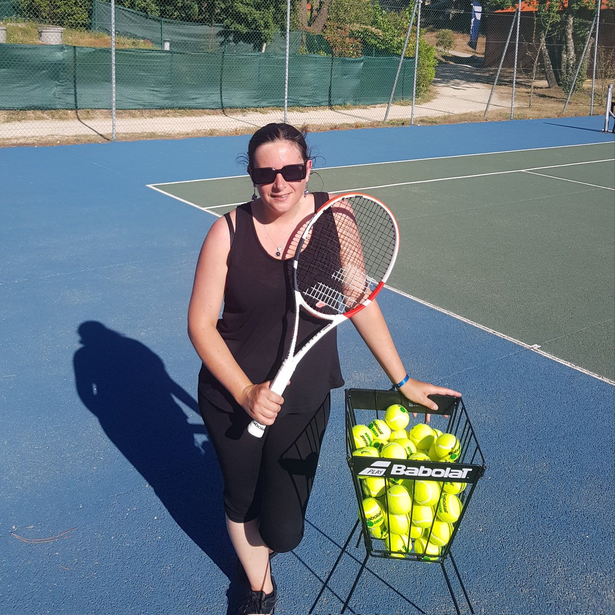 HeleneWithOneL's tweet image. Three days of private tennis lessons (among other perks) at the holiday resort where my brother is coaching. VIP treatment involves the right to play with Domi's racket 🔥