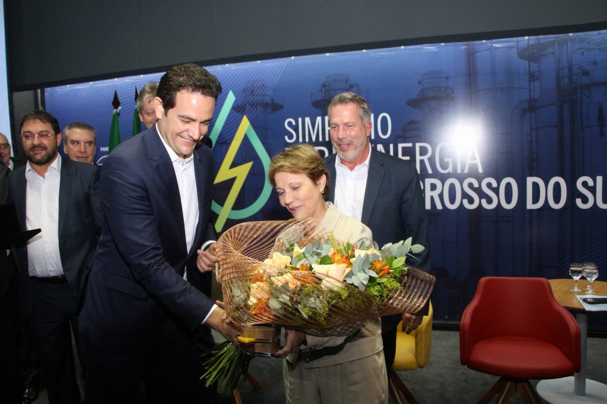 TerezaCrisMS's tweet photo. Que honra receber uma homenagem do setor sucroenergético do #MeuMs e do #Brasil! Pude participar da chegada do segmento aqui no estado, quando fui secretária e ver o desenvolvimento que trouxe para os sul-mato-grossenses. https://t.co/HxqvisVN3x