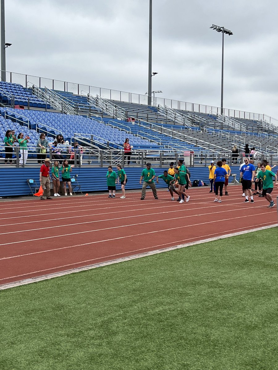 ⁦⁦<a href="/FHSDalers/">FHS Dalers</a>⁩ volunteers and athletes have a blast at the Nassau County Games for the Physically Challenged!! ⁦<a href="/WeAreDalers/">WeAreDalers</a>⁩ #DalerPride