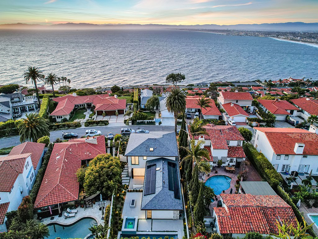 This weekend will be hot with temperatures over 80. We send you off with this #contemporaryhome in #palosverdesestates showing its site context and just a short walk to the water. Great views #californiahomes #residentialdesign #architecture #residentialarchitecture #coastalhome