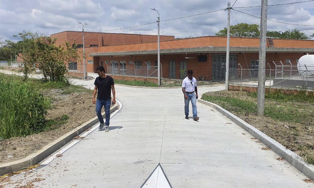 ComisionadoPaz's tweet photo. Desde la Oficina @ComisionadoPaz construimos las vías de acceso vehicular, peatonal y zona de parqueo del nuevo hospital de #PuertoTejada, #Cauca con una inversión cercana a $1.500 millones. Ahora el personal médico y pacientes circularán de manera segura #PlanCauca #EsConHechos https://t.co/0WZUbNmL9v
