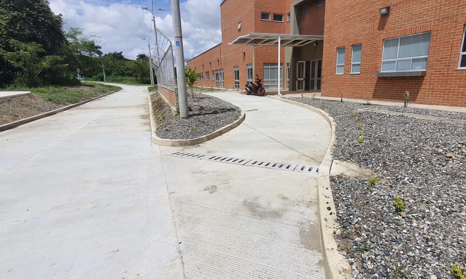 ComisionadoPaz's tweet photo. Desde la Oficina @ComisionadoPaz construimos las vías de acceso vehicular, peatonal y zona de parqueo del nuevo hospital de #PuertoTejada, #Cauca con una inversión cercana a $1.500 millones. Ahora el personal médico y pacientes circularán de manera segura #PlanCauca #EsConHechos https://t.co/0WZUbNmL9v