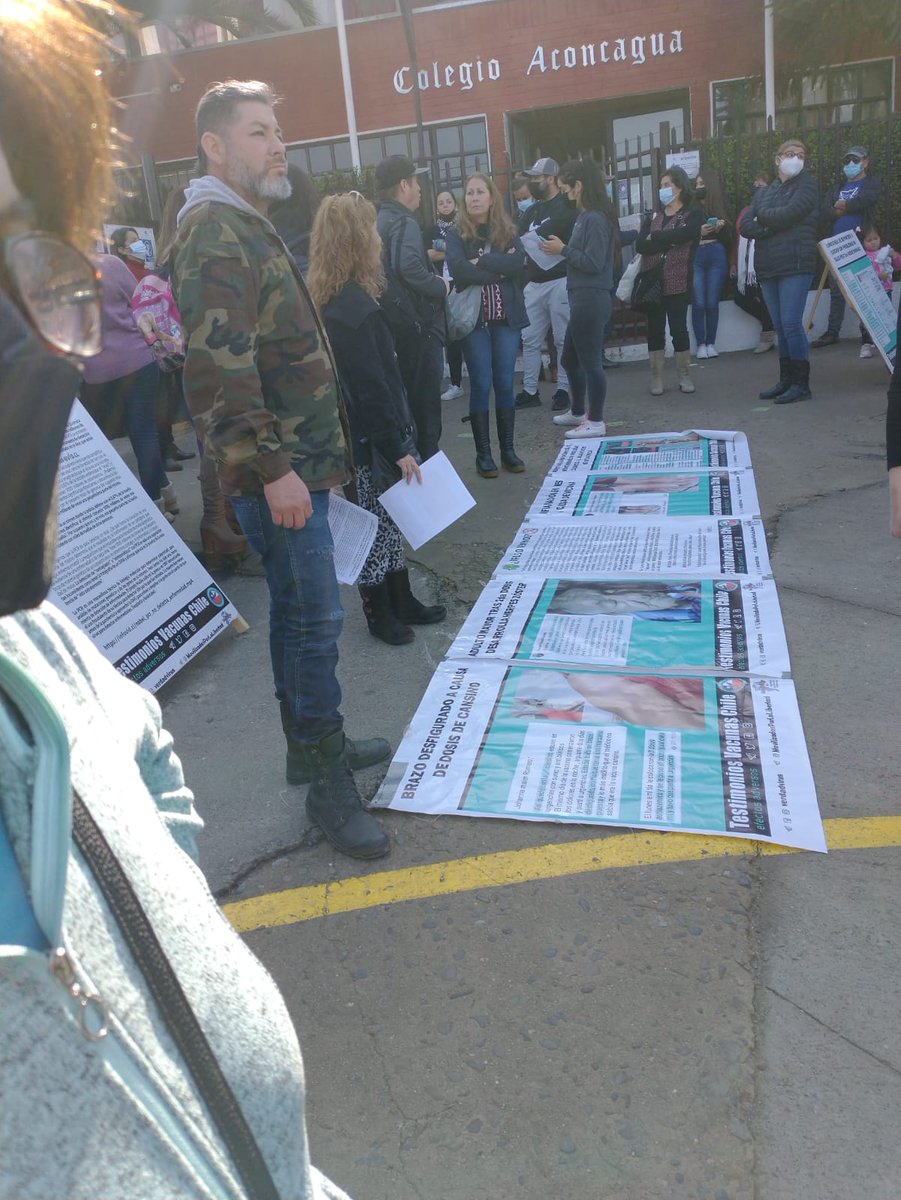 ucvradio's tweet photo. #AHORA Grupo de apoderados del Colegio Aconcagua de #Quilpue se manifiestan en contra de la vacunación de los niños contra el #Covid_19 , con pancartas muestran los efectos adversos que habría generado la inoculación en algunos niños https://t.co/Jc6LwPgbz9