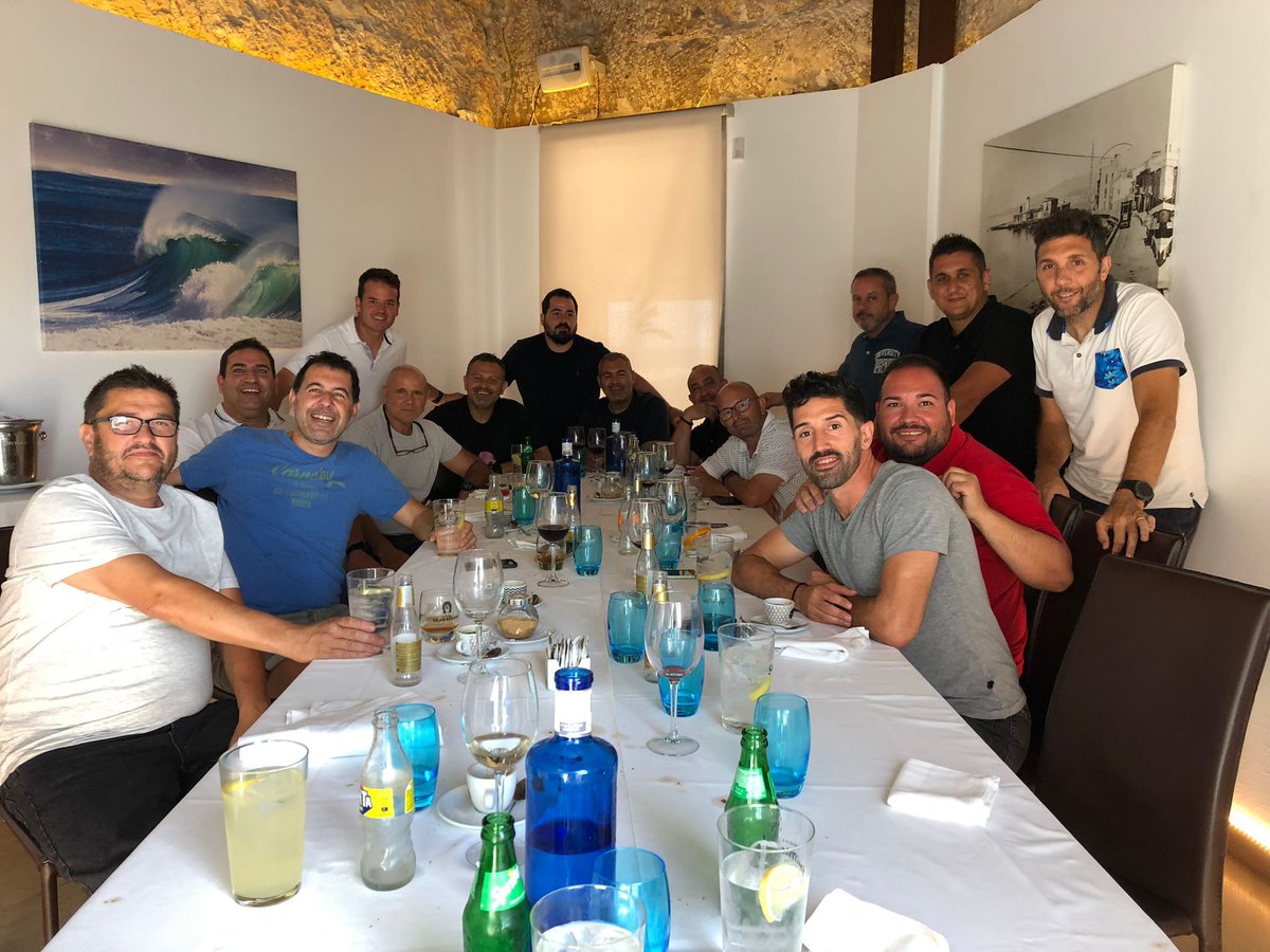 Comida con auténticos cracks de nuestro fútbol balear. Don <a href="/jaumemut1/">@jaumemut</a> <a href="/miguelespadas9/">Miguel Angel Espadas</a> <a href="/JaumeG89/">Jaume Garcias</a> <a href="/davidgarciamut/">david garcia mut</a> <a href="/AJasr1974/">José A. Sánchez Ros</a> <a href="/lenrichfebrer/">Llorenç Enrich</a> <a href="/migperezs/">Miguel Pérez</a> <a href="/juancrespir/">Joan Crespi</a> <a href="/lenrichfebrer/">Llorenç Enrich</a> <a href="/quicoalabat/">Quico Alabat</a> <a href="/jnsuau/">Julian suau</a>  <a href="/Pablo10572/">Pablo Roca</a> entre otros!
