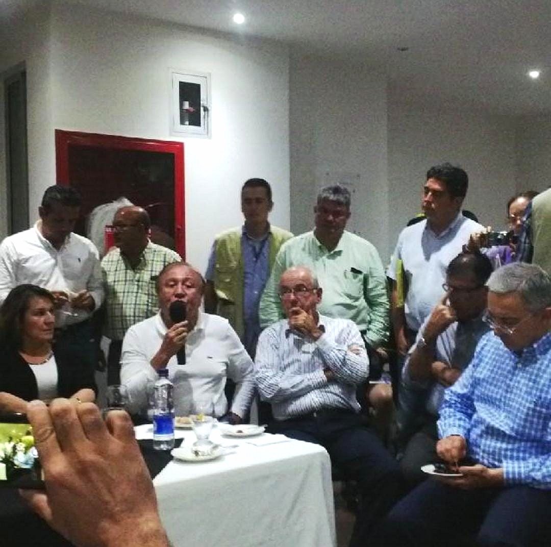 Carlos Sotomonte (@carlosotomonte) on Twitter photo Se conoce fotografía en
Campaña entre Rodolfo Hernández y <a href="/AlvaroUribeVel/">Álvaro Uribe Vélez</a>
No más engaños al pueblo colombiano, no más carreta, Rodolfo Hernández no es independiente.
Y que digan que no. Se conoce fotografía en
Campaña entre Rodolfo Hernández y <a href="/AlvaroUribeVel/">Álvaro Uribe Vélez</a>
No más engaños al pueblo colombiano, no más carreta, Rodolfo Hernández no es independiente.
Y que digan que no.