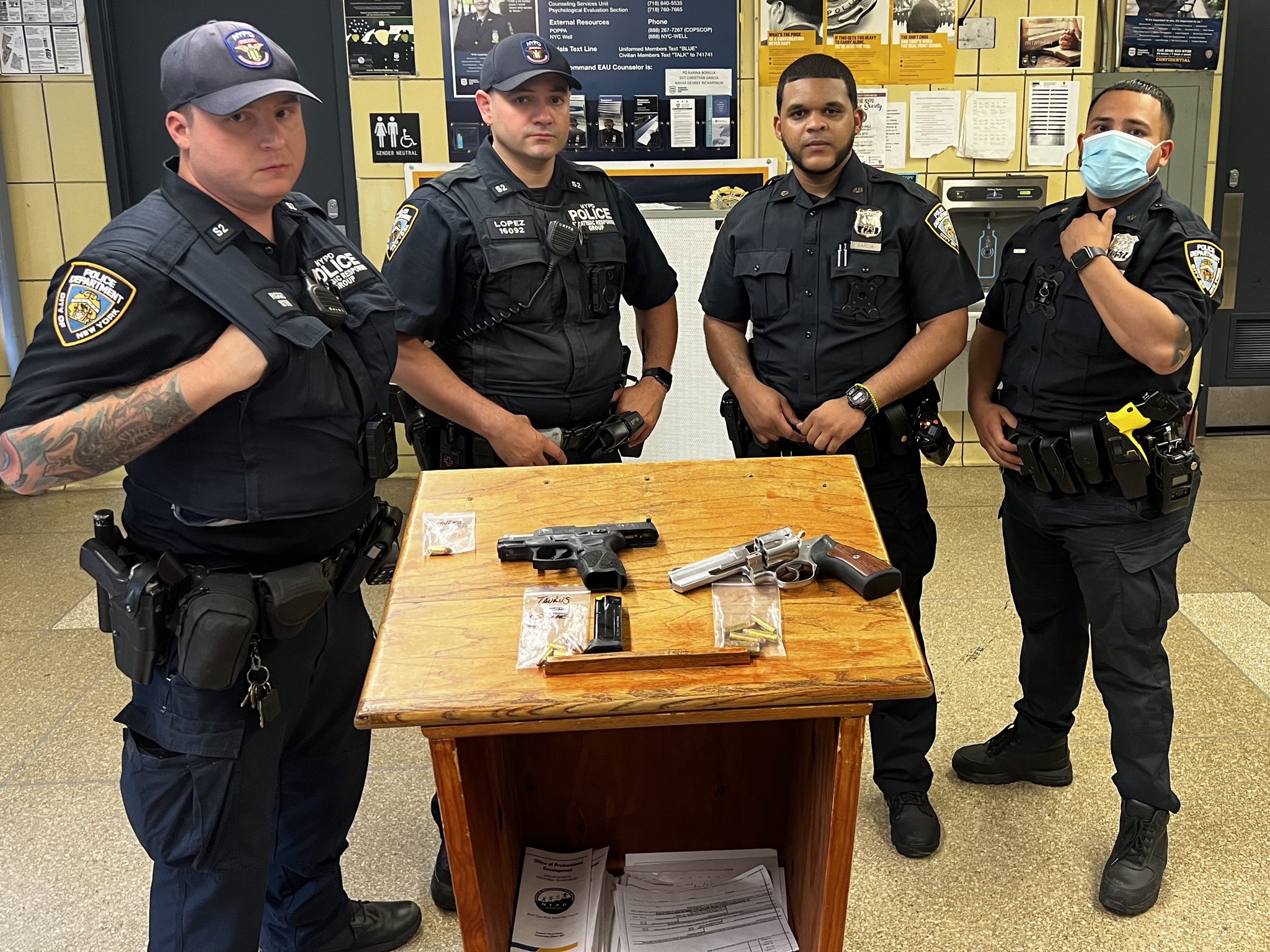 Nypd Guns Off Duty - 15kbhzr