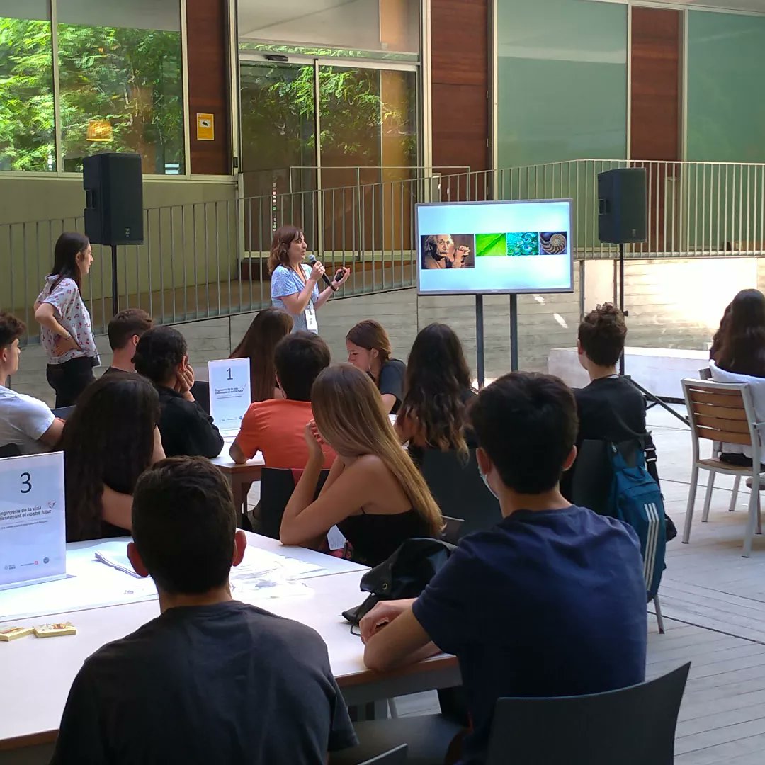 mmart746's tweet photo. Fent-nos preguntes, debatint amb alumnat @ins4cantons i @escolapiasarria reflexionant sobre què vol dir vida i potencialitats i implicacions dels nous sistemes biològics #ciènciaciutadana #EIWConf #bioenginyeria @EMBLBarcelona
@the_prbb #BioCOPEM #ISE2122 #BioBAT #COPEM2122 https://t.co/u1eyCOUC1U