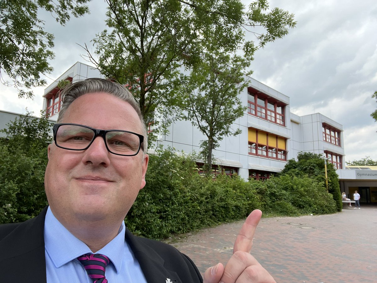 KMarcAWesseling's tweet photo. On my way to the graduation ceremony as Deputy District Mayor to my old High School. #highschool #outsideviews #Muenster #geschwisterschollgymnasium https://t.co/kKlGVIOuyE