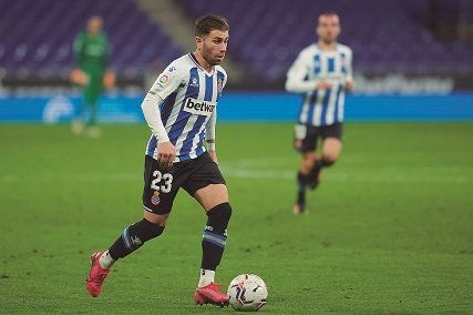 ADRIÁN EMBARBA. No es ni de izquierdas, ni de derechas, él es más de centros. Sus centros son menos peligrosos que un gitano sin primo. Es como "Saber y ganar", solo funciona en 'La Segunda'. Más desesperante que oír a alguien sorber un plato de sopa. #rcde