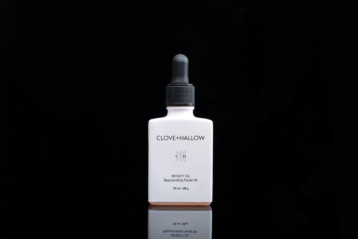 Martin_Framez's tweet photo. Product photography produced for @cloveandhallow simple, minimalistic vibe with dramatic hard lighting and reflective shadows. https://t.co/kgJw4sayY8